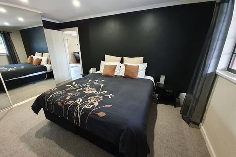 Under The Vines - Accommodation Perth 2