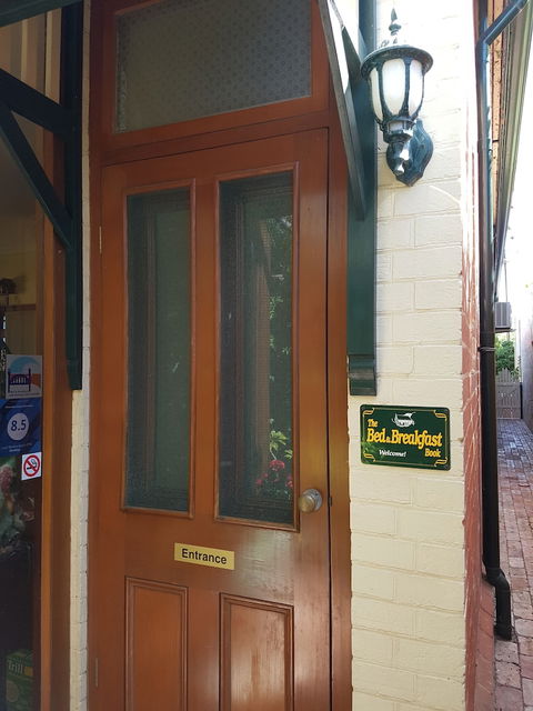 Water Bay Villa Bed And Breakfast - Accommodation Perth 2