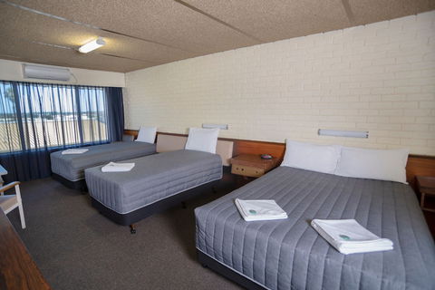 Dog Rock Motel - Perth Resorts 4