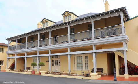 The Clifton & Grittleton Lodge - Accommodation Perth 3