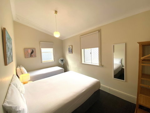 The Clifton & Grittleton Lodge - Accommodation Perth 6