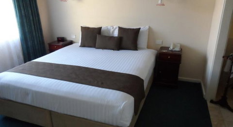 The Clifton & Grittleton Lodge - Accommodation Perth 5