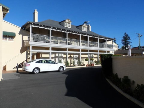 The Clifton & Grittleton Lodge - Accommodation Perth 0