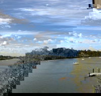 Burnett Riverside Hotel - Perth Resorts
