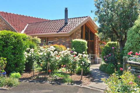 Langbrook Estate Cottages - Accommodation Perth 3