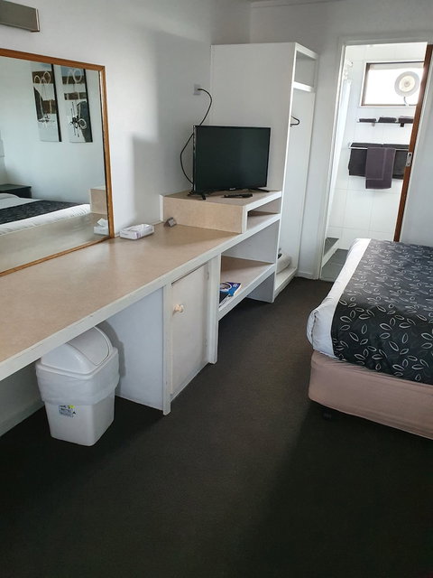 Budget On The Lake - Accommodation Perth 5
