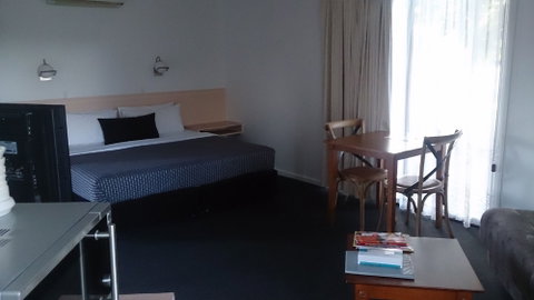 Budget On The Lake - Accommodation Perth 3