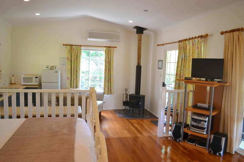 Granite Gardens Cottages & Lake Retreat - Accommodation Perth 3
