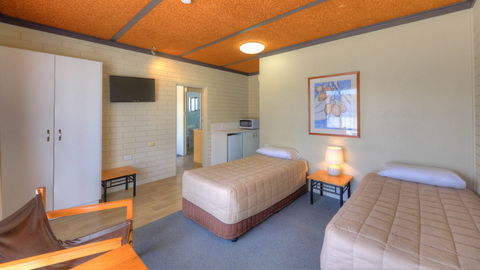 Motel Meneres - Perth Resorts 5