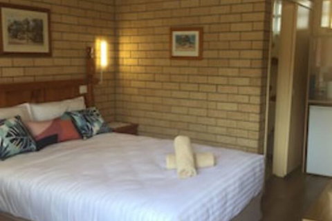 Lake Front Motel - Accommodation Perth 0