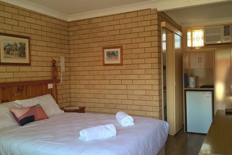 Lake Front Motel - Accommodation Perth 4
