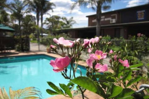 Lakes Waterfront Motel & Holiday Cottages - Accommodation Perth 2