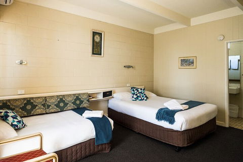Plainsman Motel - Perth Resorts 4
