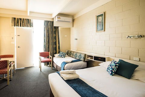 Plainsman Motel - Perth Resorts 2