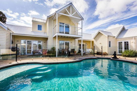 Seaside Spa Retreat - Accommodation Perth 7