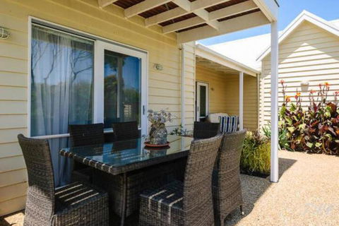 Seaside Spa Retreat - Accommodation Perth 3