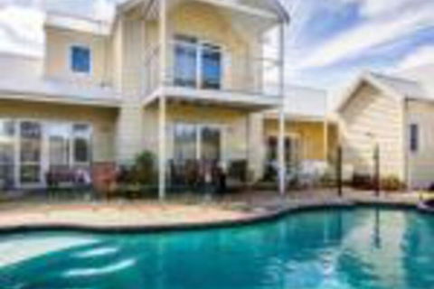 Seaside Spa Retreat - Accommodation Perth 0