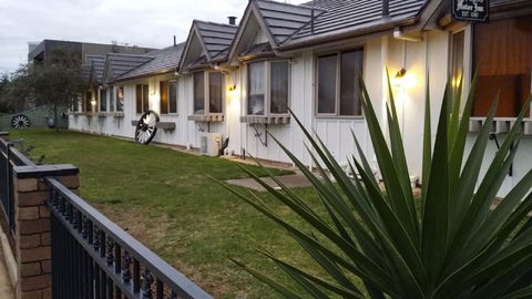Tudor House Motel - Accommodation Perth 2