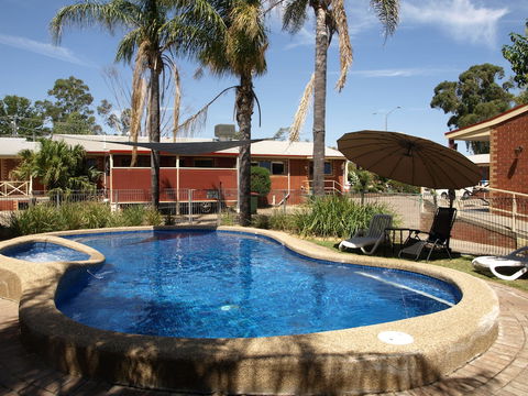 Old Coach Motor Inn - Accommodation Perth 3