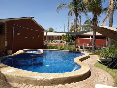 Old Coach Motor Inn - Accommodation Perth 2