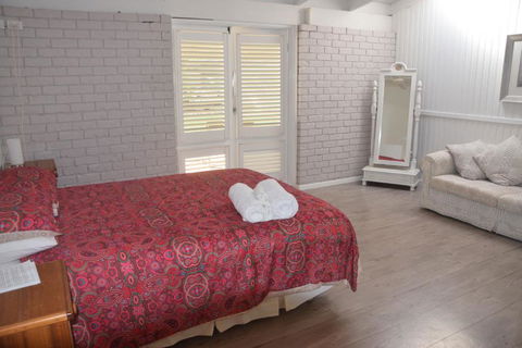 McCarthy Lake House - Perth Resorts 3