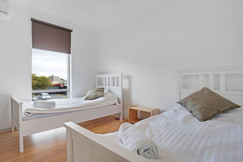 Adelaide Holiday Homes - Perth Resorts 1