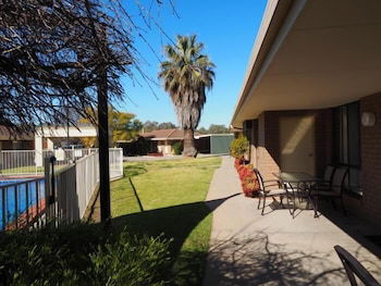 Jacaranda Motel & Holiday Units - Accommodation Perth 4