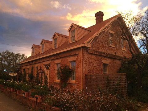 The Racecourse Inn - Perth Resorts 1