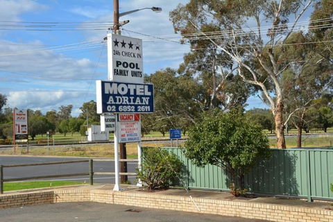 Adrian Motel - Perth Resorts 3