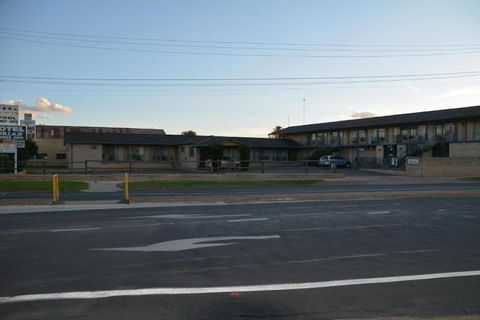 Adrian Motel - Perth Resorts 2