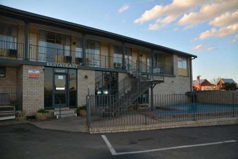 Adrian Motel - Perth Resorts 1