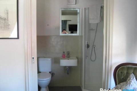 Three Chimneys Bed & Breakfast Boutique Guest House - Accommodation Perth 4