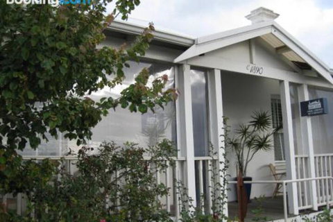 Three Chimneys Bed & Breakfast Boutique Guest House - Accommodation Perth 0