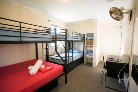 Manta Lodge YHA & Scuba Centre - Accommodation Perth 3
