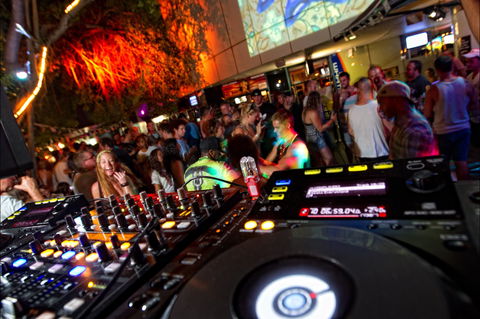 The Deck Bar - Perth Resorts 1