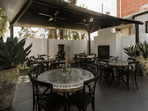 Uneke Lounge - Accommodation Perth 2