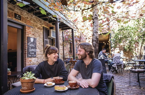 Alby & Esther's - Accommodation Perth 2