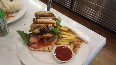 Delicious Fingers Burgers And Cafe - Accommodation Perth 0