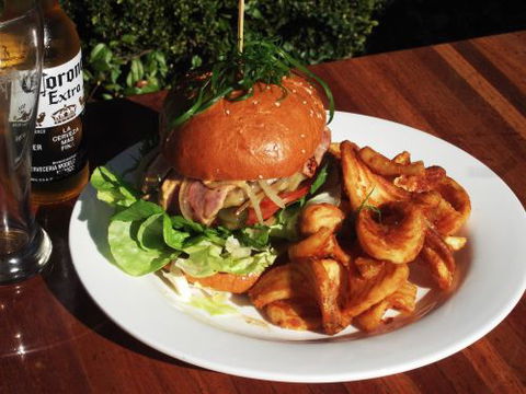 The Bunker Bar & Bistro - Perth Resorts 3