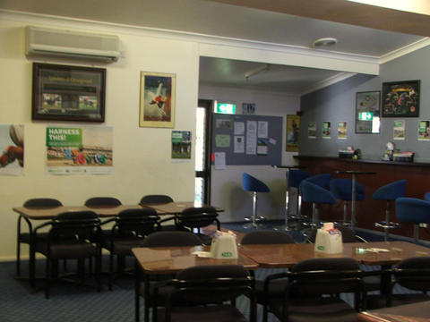Old Bar Tavern - Perth Resorts 4
