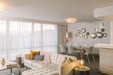 QT Canberra - Perth Resorts 15