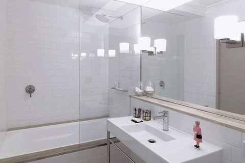 QT Canberra - Perth Resorts 17