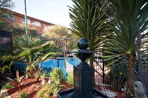Country Plaza Queanbeyan - Accommodation Perth 2