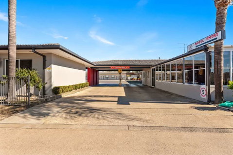 Econo lodge Moree Spa Motor Inn - Accommodation Perth 1