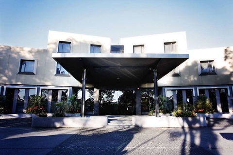 Golden Pebble Hotel - Perth Resorts 0