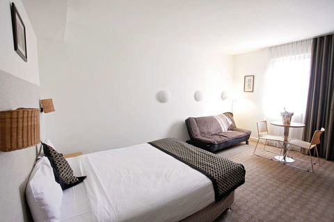 Golden Pebble Hotel - Perth Resorts 3