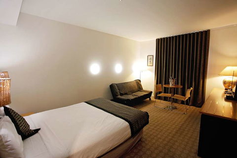 Golden Pebble Hotel - Perth Resorts 4