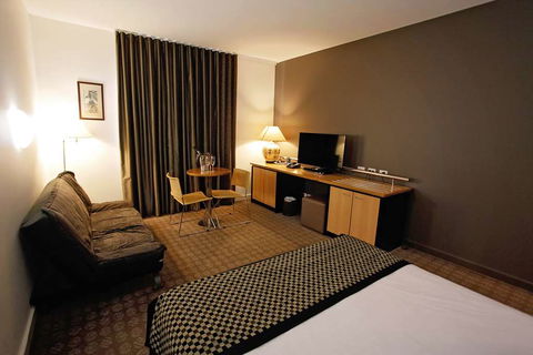 Golden Pebble Hotel - Perth Resorts 5