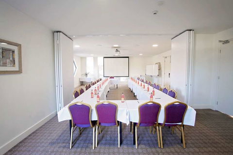 Golden Pebble Hotel - Perth Resorts 8