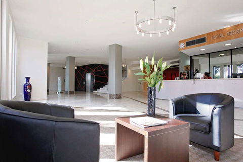 Golden Pebble Hotel - Perth Resorts 9